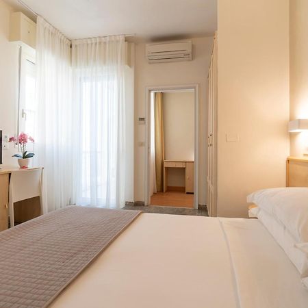 Hotel Constellation Римини Экстерьер фото