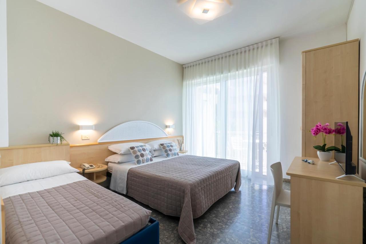 Hotel Constellation Римини Экстерьер фото