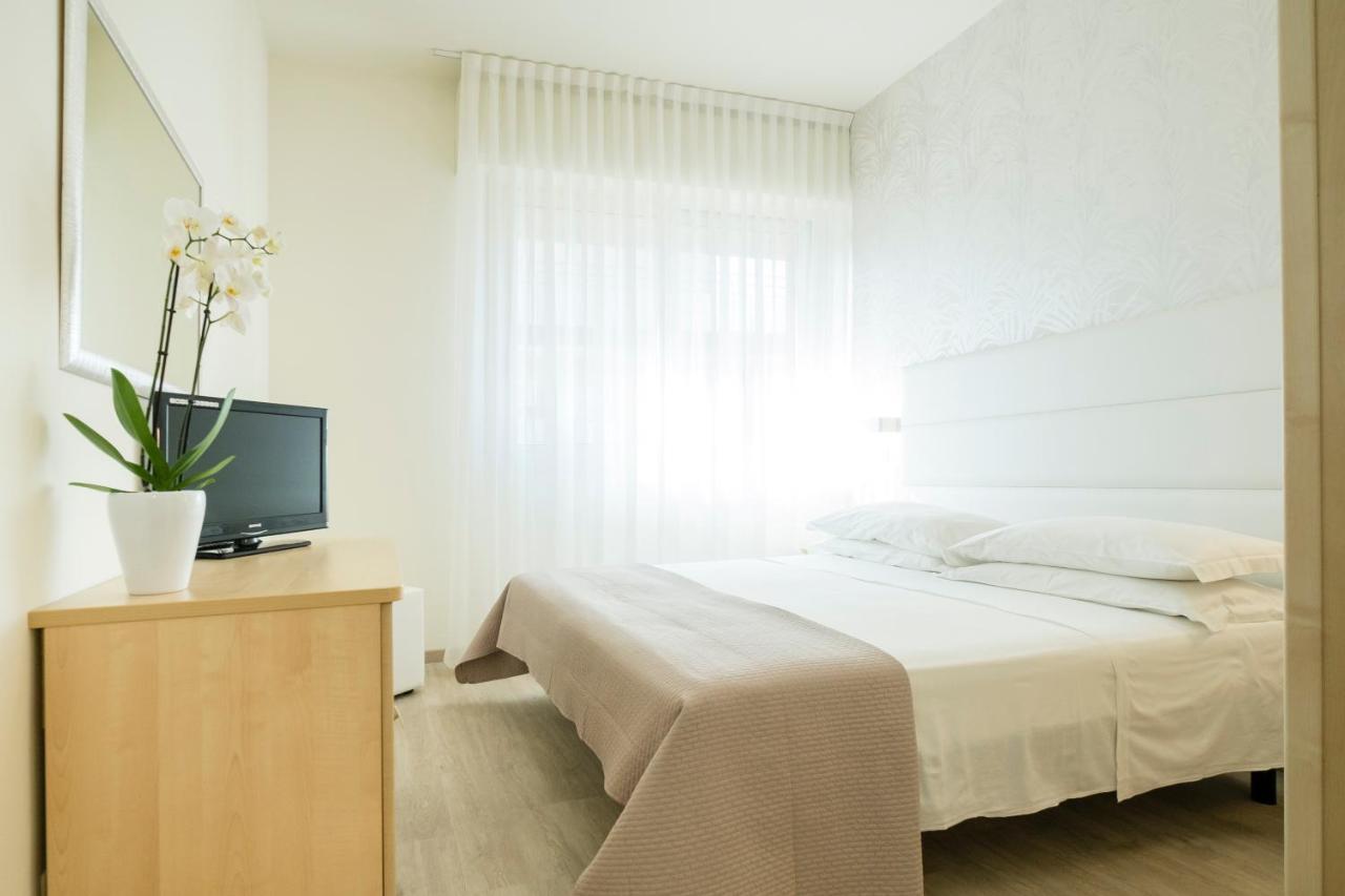 Hotel Constellation Римини Экстерьер фото