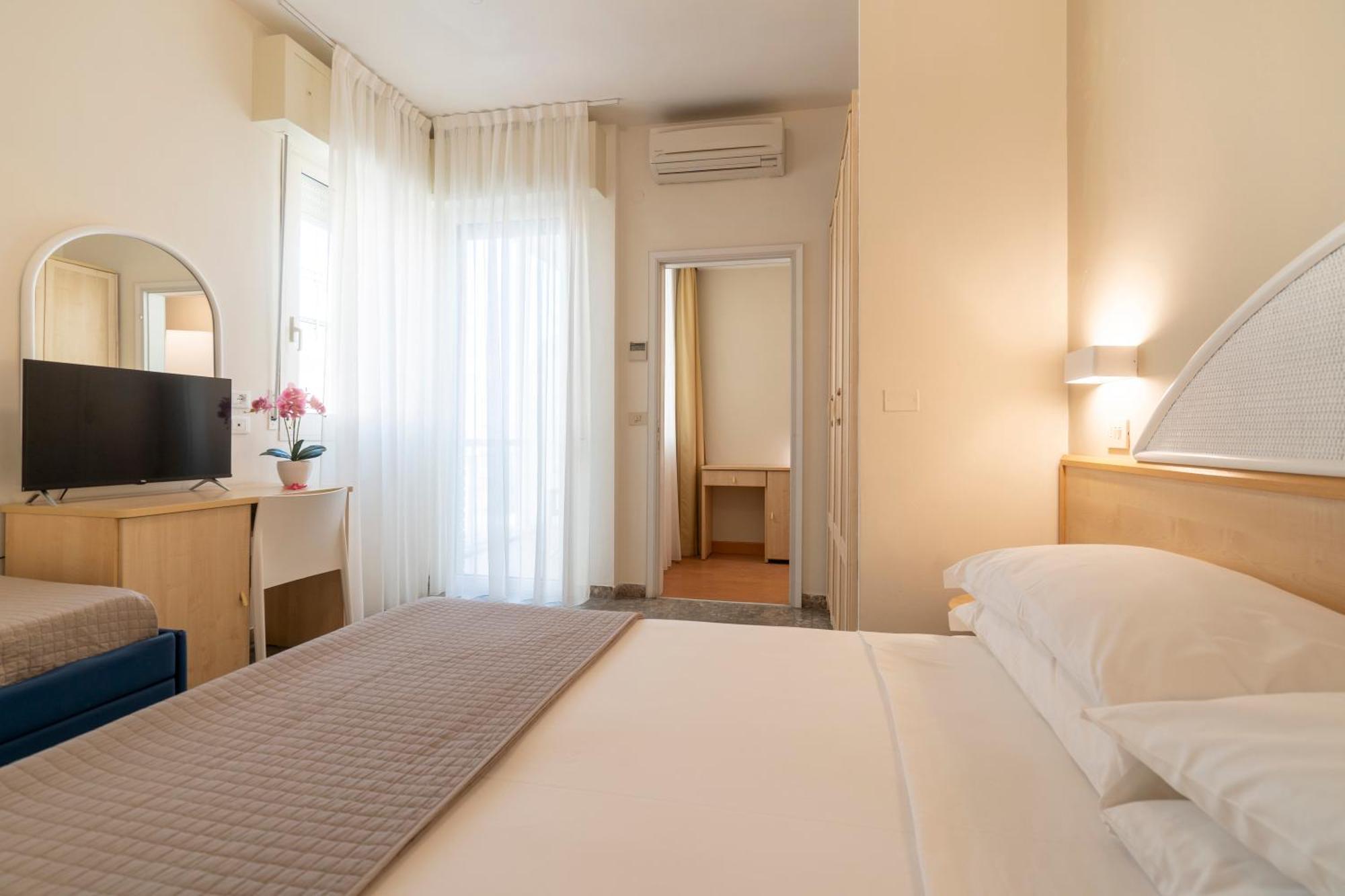 Hotel Constellation Римини Экстерьер фото