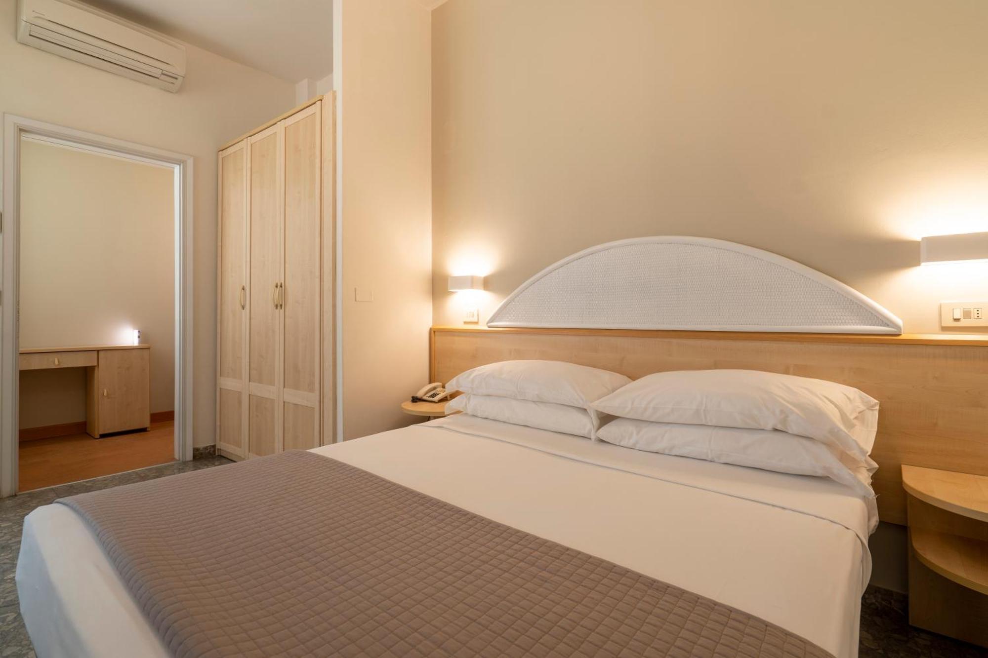 Hotel Constellation Римини Экстерьер фото