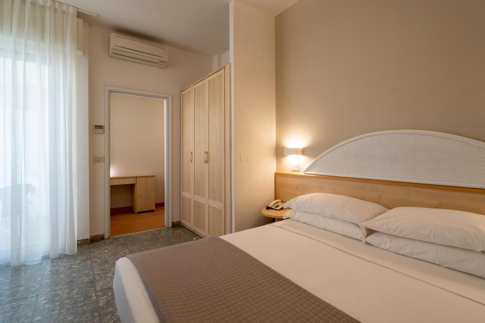 Hotel Constellation Римини Экстерьер фото